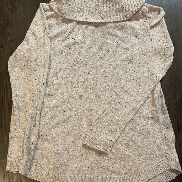 Cozy neutral Cowl-neck Sweater - Picture 5 of 5